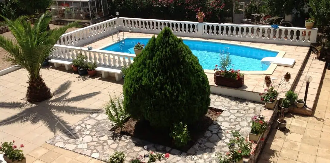 Stunning Pool Landscaping Ideas | Better Landscaping